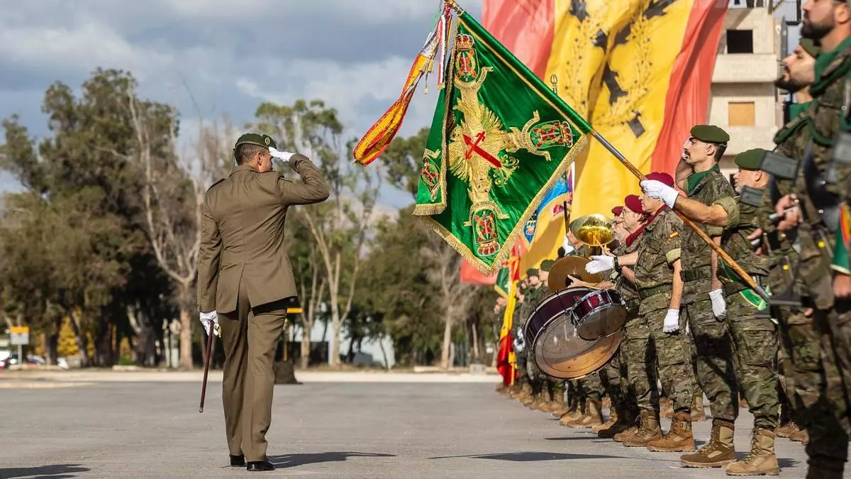 El MOE celebra en Alicante 64 años entre homenajes a los caídos y exhibición militar
