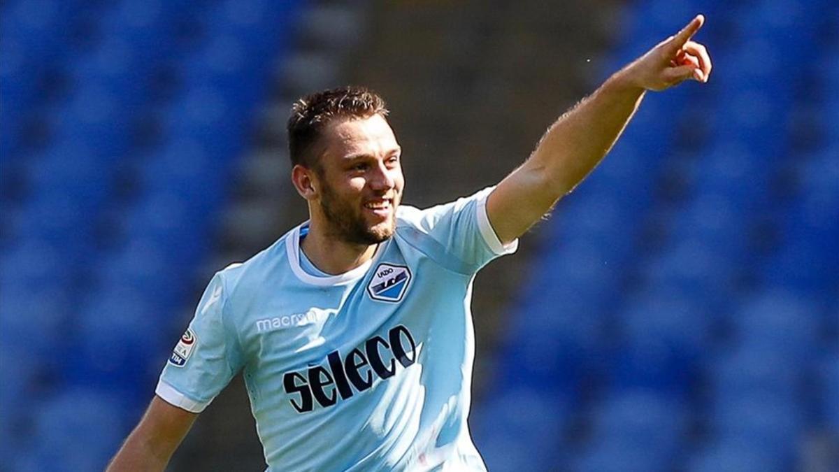 De Vrij, nuevo jugador del Inter, celebra un gol con la Lazio