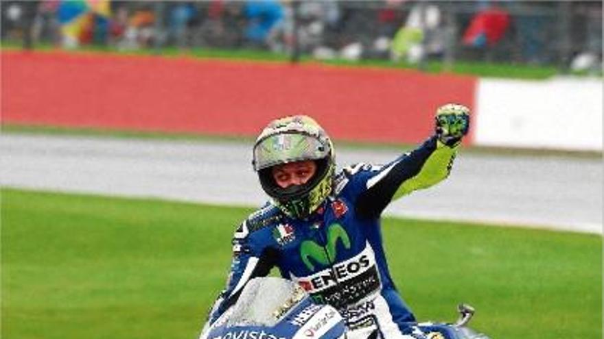 Valentino Rossi celebra, sobre la seva Yamaha, la victòria a Silverstone.