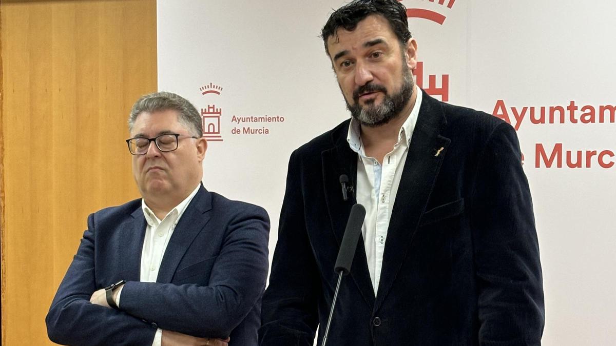 Los concejales del Grupo Socialista Andrés Guerrero (i) y Ginés Ruiz.