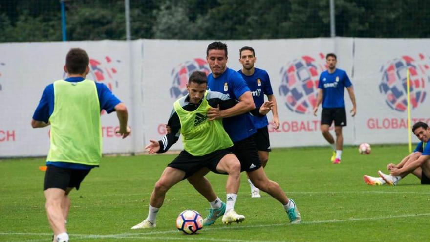 José Fernández protege el balón ante la presión de Christian Fernández.