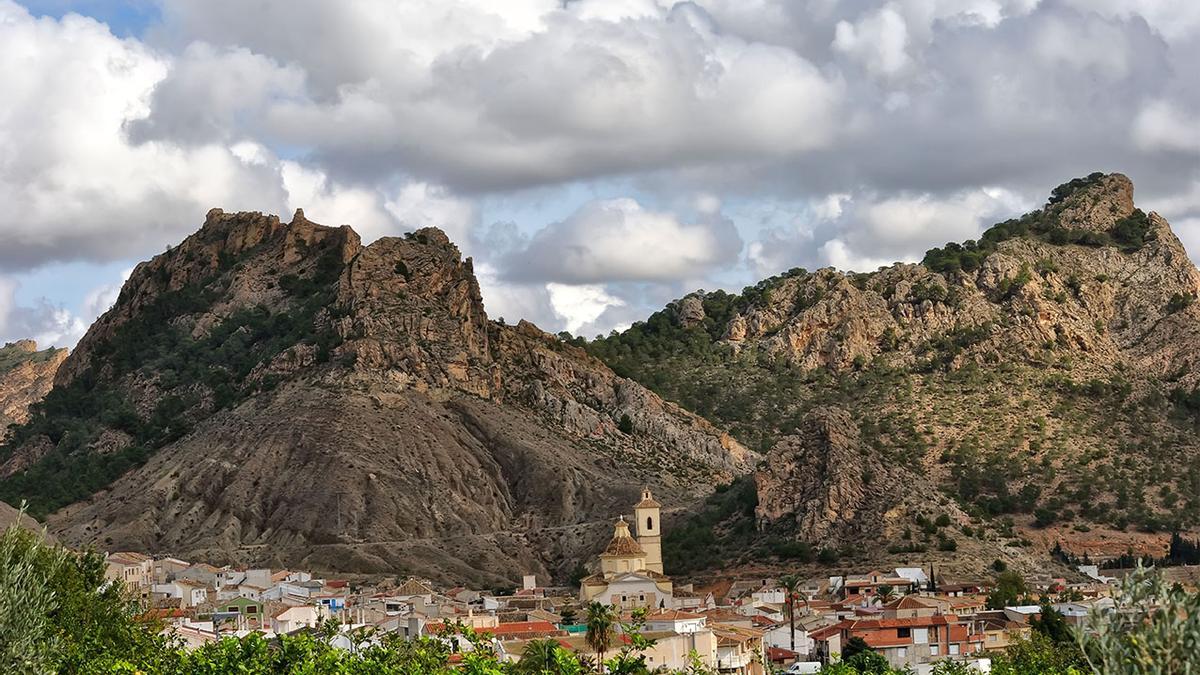 Panorámica de Ricote, con el cabecico de la Almazara, el Castillo de Alharbona   y el Cerro del cementerio,   al fondo.