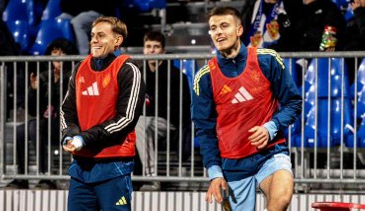 Dani Gómez y Samed Bazdar calientan en un partido en el Ibercaja Estadio.