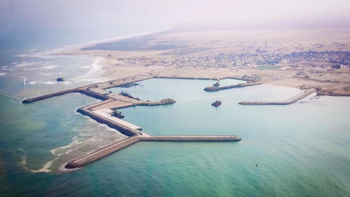 Panorámica aérea de la renovada infraestructura portuaria de Tarfaya, al suroeste de Marruecos.