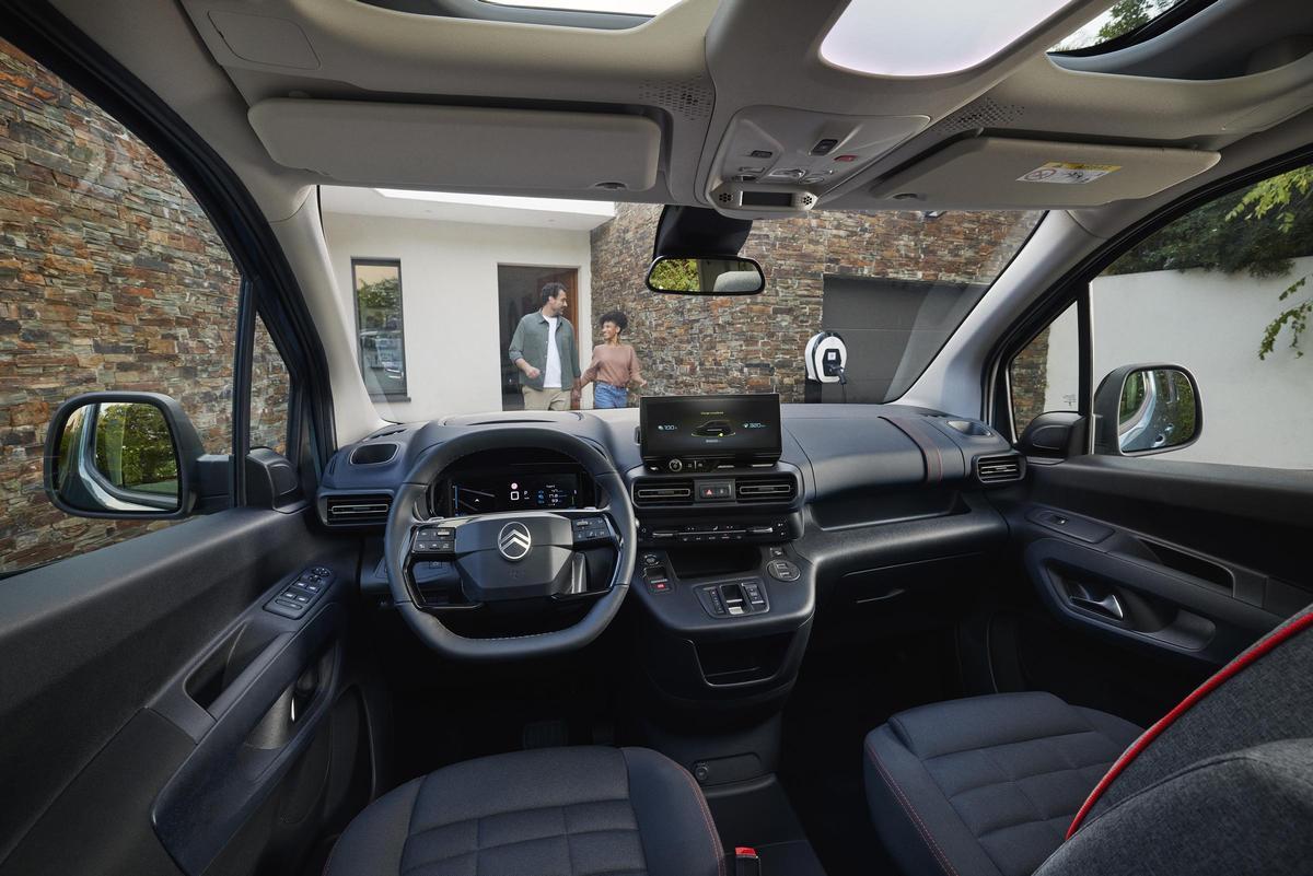 El interior incluye un tablero de instrumentos que ofrece una ergonomía refinada y una elevada calidad de acabados