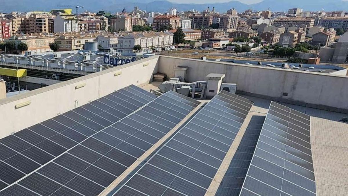 Imagen de las placas solares para autoconsumo que la conselleria ha instalado en la cubierta de los juzgados.