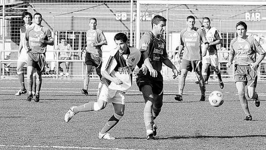 El arlequinado Iván Pinino lucha por hacerse con el balón con un jugador del Colloto.