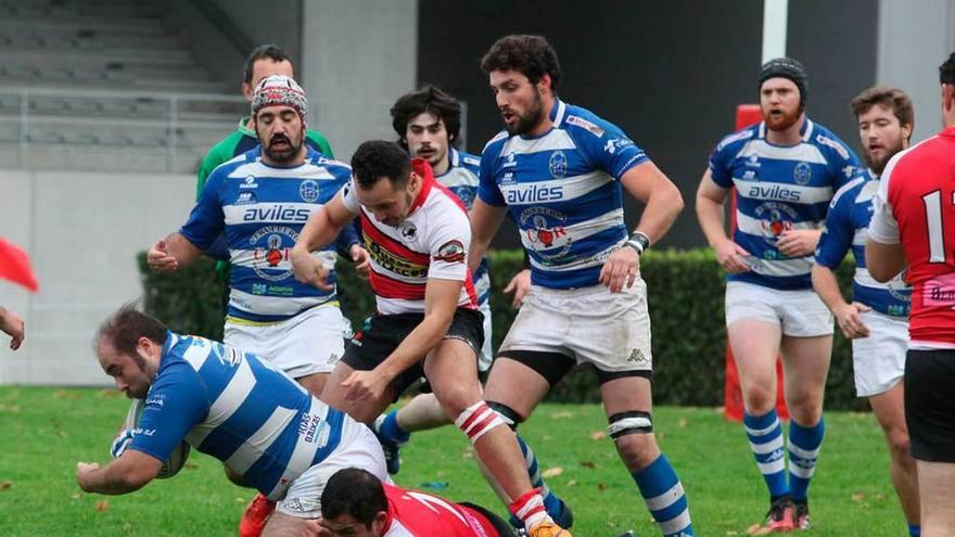 Una acción del partido de ida entre el Gijón y el Oxigar Belenos.