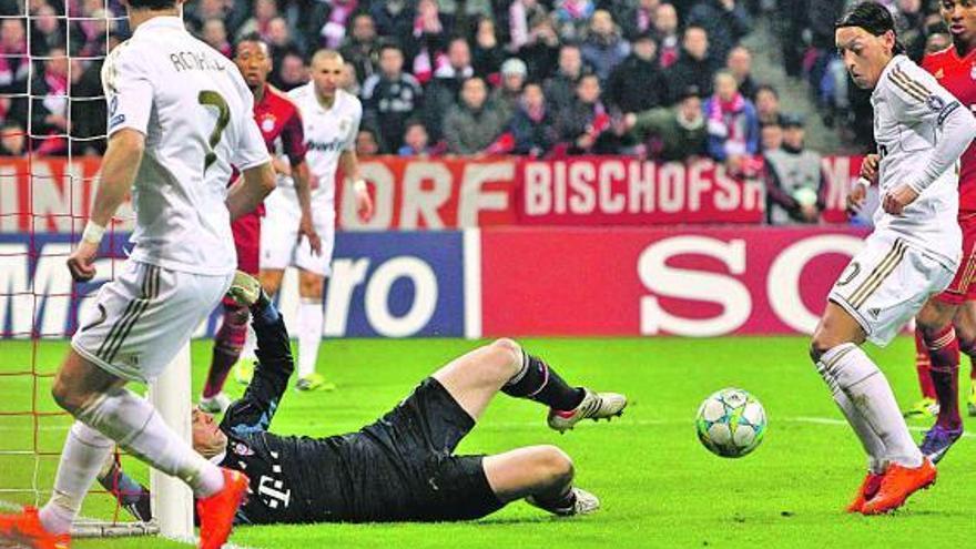 Özil, en el momento de marcar el gol del Real Madrid ante el Bayern.