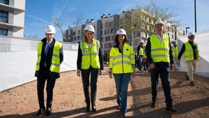 Ayuso y Paloma Martín (exconsejera de Vivienda) junto a Francisco Pérez (izq.), CEO de Culmia, la promotora que pondrá en alquiler las primeras viviendas del Plan Vive