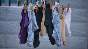 El truco del calcetín viejo para limpiar persianas muy sucias
