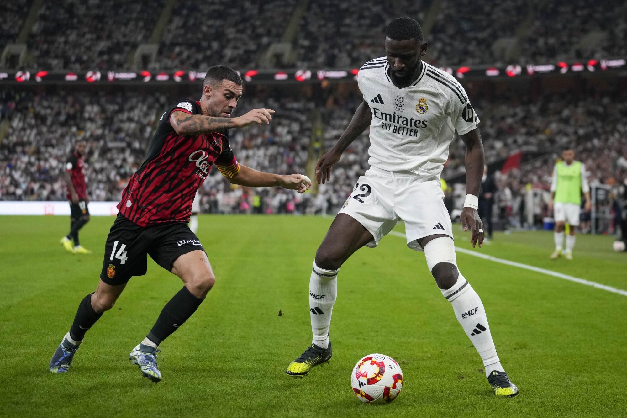 Real Madrid's Antonio Rudiger, right, is challenged by Mallorca's Dani Rodriguez during the Spanish Super Cup semifinal soccer match between Real Madrid and Mallorca at the King Abdullah Stadium in Jeddah, Saudi Arabia, Thursday, Jan. 9, 2025. (AP Photo/Altaf Qadri) Associated Press/LaPresse. EDITORIAL USE ONLY/ONLY ITALY AND SPAIN