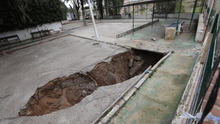 Los socavones que se han abierto en Porfirio Pascual, en la pista de petanca. | ANTONIO AMORÓS