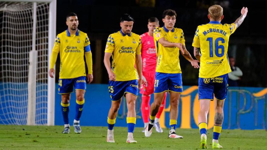 McBurnie le indica a Bajcetic una acción para incredulidad del gallego; Javi Muñoz, cabizbajo; Álex Suárez alicaido y al fondo, Horkas mirando al tendido. | JOSÉ CARLOS GUERRA