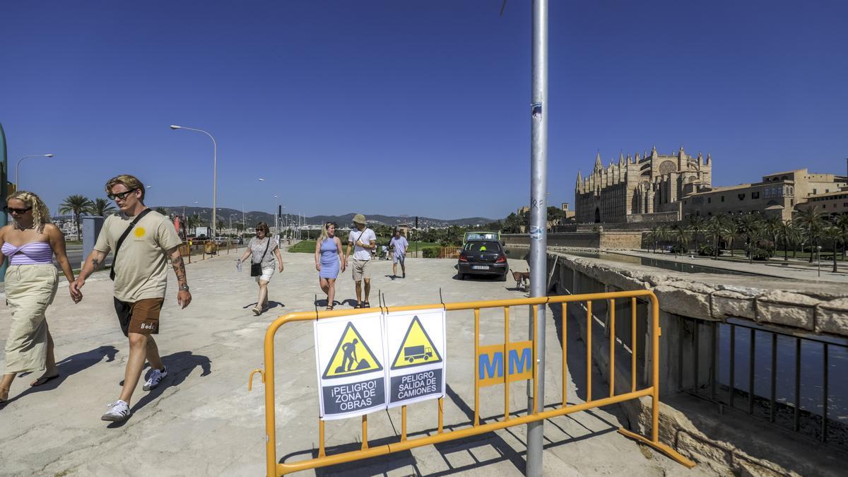 Iniciada la restauración del Parc de la Mar con el cerramiento de la zona de obras