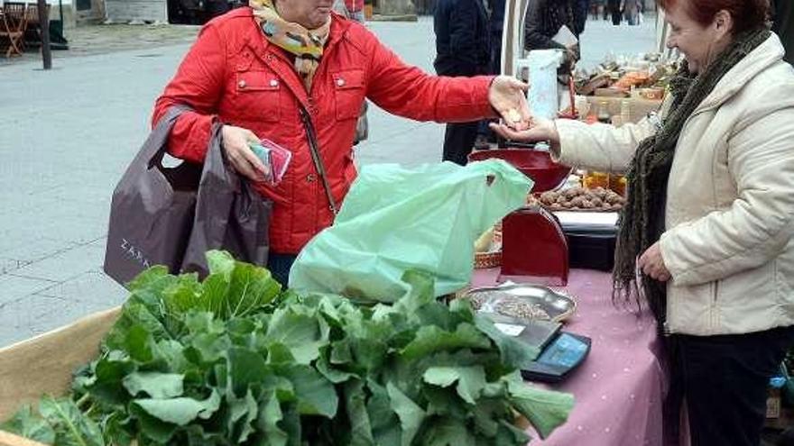 Una clienta compra en un mercado de alimentación ecológica.