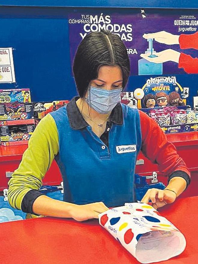 Una alumna de Salesianos aprende en una tienda.
