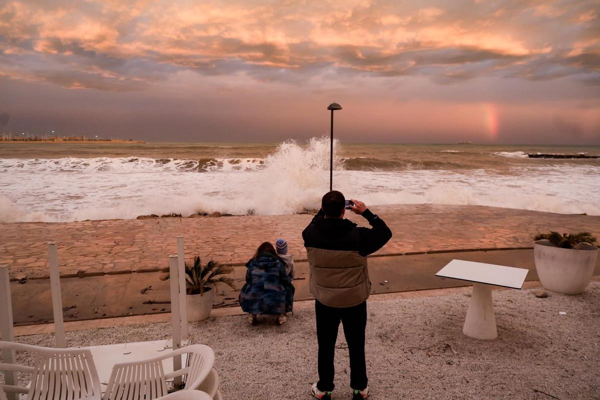 Una persona fotografía el temporal marítimo en Pinedo