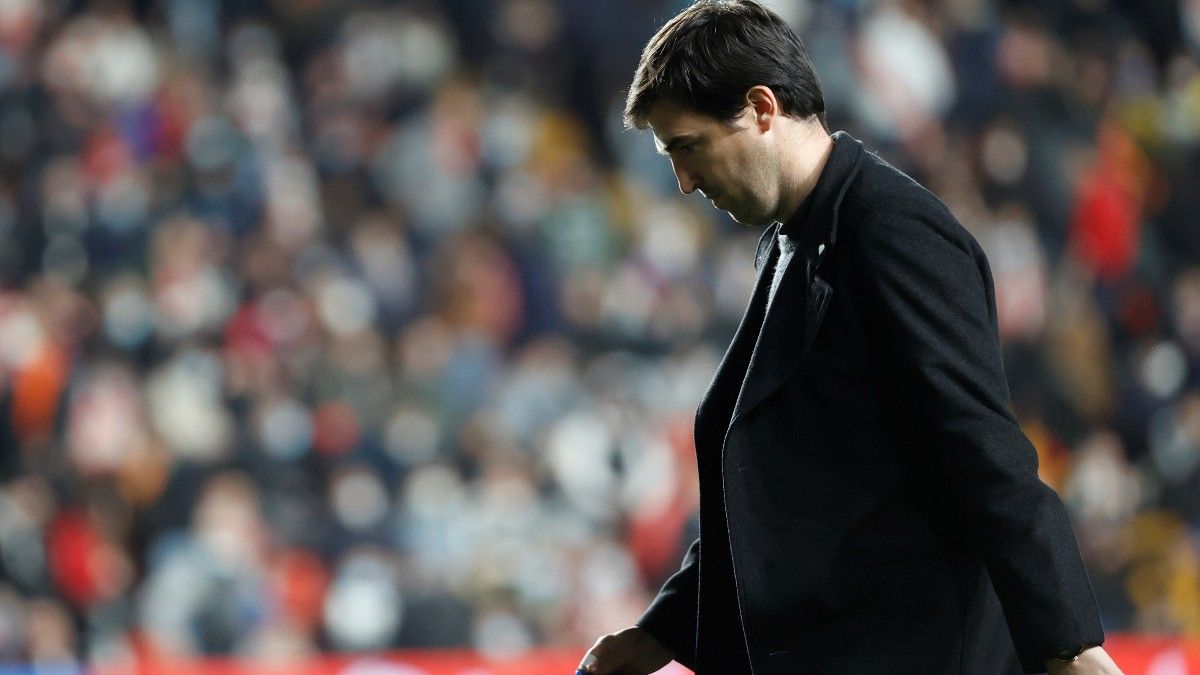 Andoni Iraola, técnico del Rayo Vallecano, pasa por un momento complicado