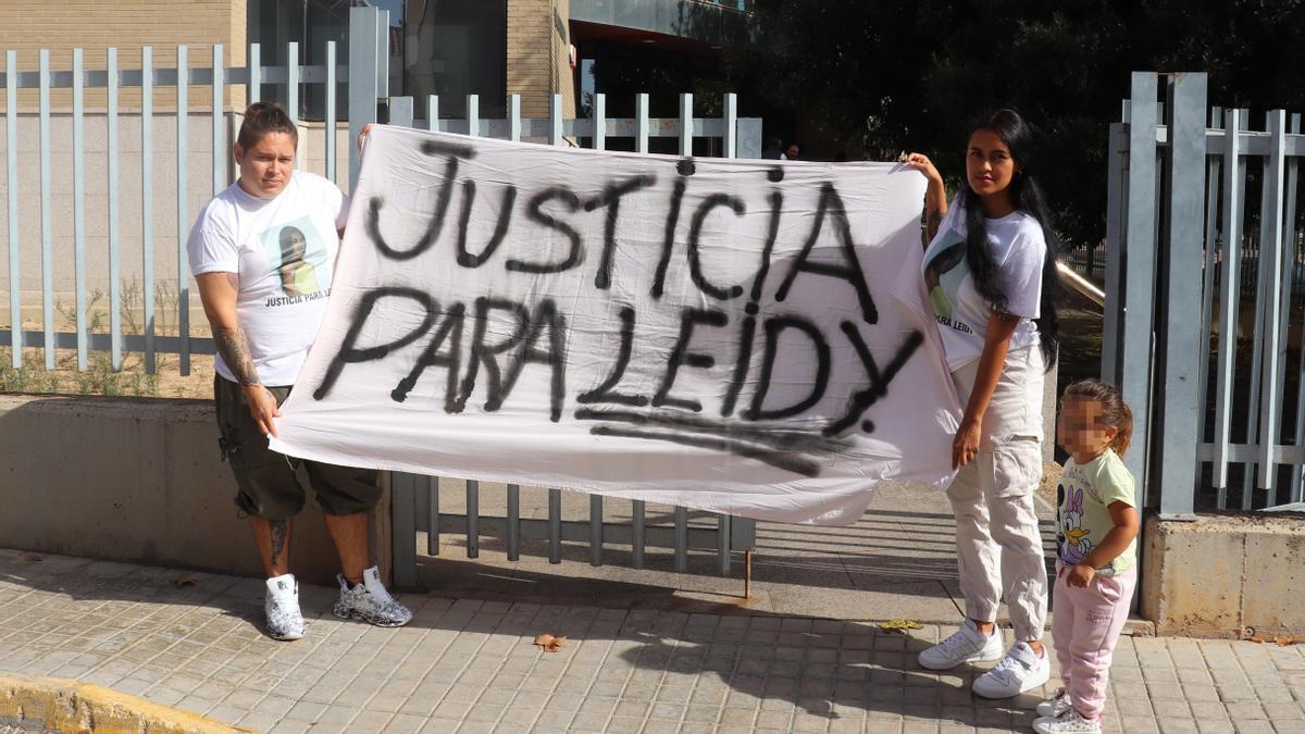 La hermana de Leidy Vanessa con una pancarta en los juzgados de Requena exigiendo justicia.