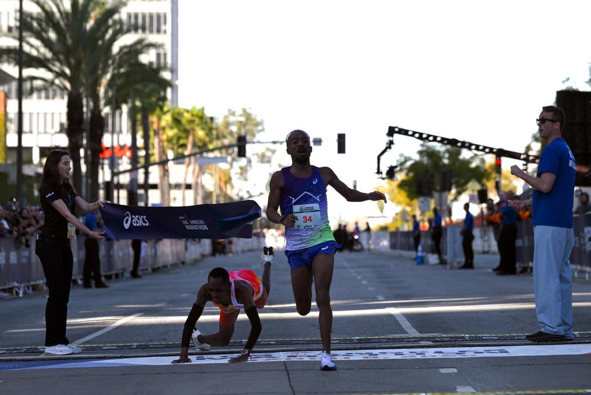 Nathan Martin llegando a la meta un décima de segundo por delante de Michael Kimani Kamau.