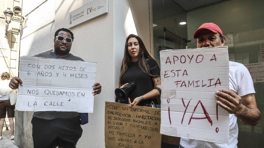 El drama de una familia con un bebé a punto de ser desahuciada en Alicante: &quot;No me quedan ni lágrimas para llorar&quot;