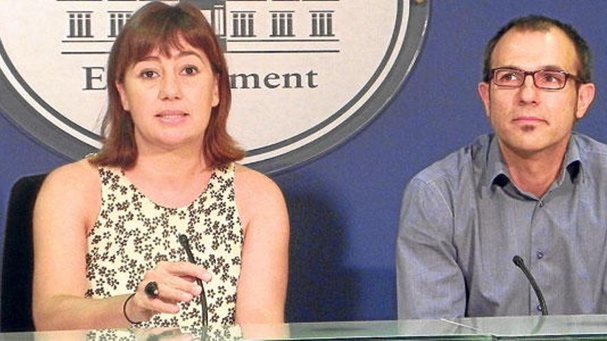 Biel Barceló y Francina Armengol, durante una rueda de prensa en el Parlament.