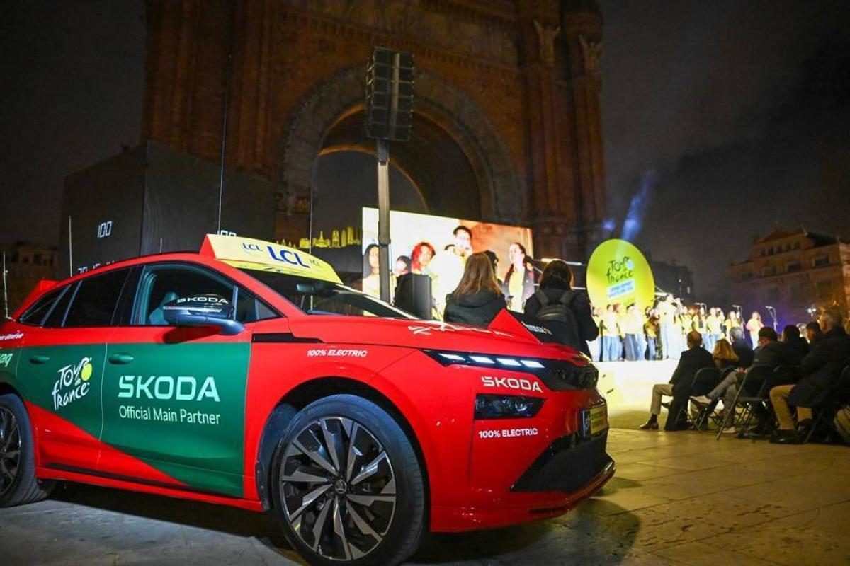 Cientos de coches preceden el paso de los ciclistas del Tour.