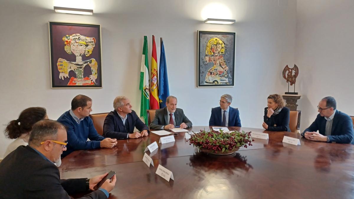 Un momento de la firma del convenio entre la asociación profesional y el Palacio de Congresos.