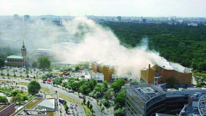 El humo del incendio declarado en la Filarmónica oculta parte del edificio berlinés.