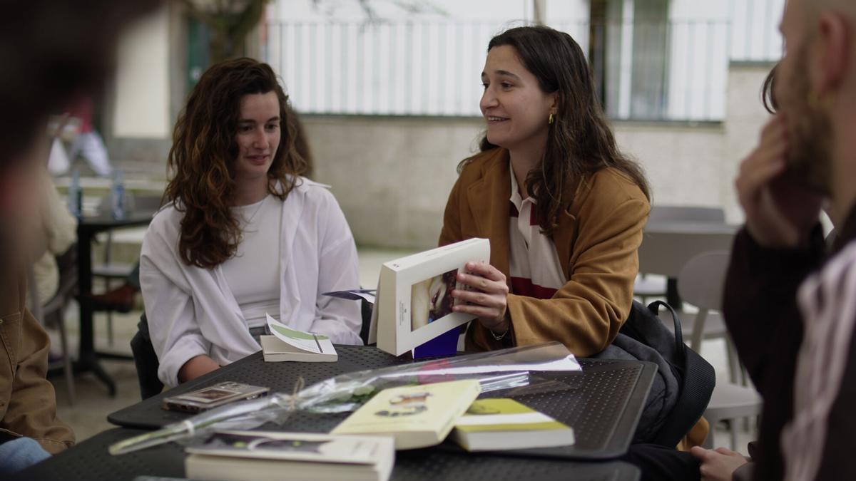 Los miembros del club de lectura Las Kikas comentan en una de sus reuniones.