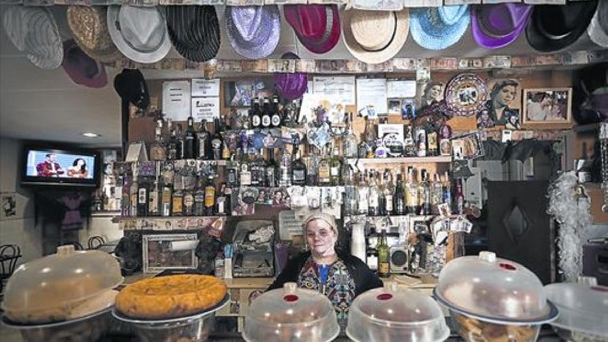 Leocadia Montes detrás de la barra del Bar Leo, en la Barceloneta.