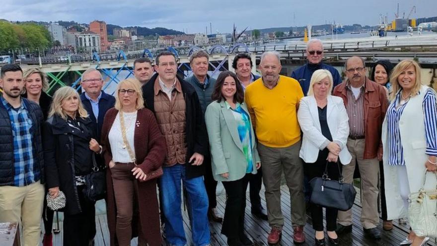 Parte de los integrantes de «Avilés en Marcha», en la pasarela del Niemeyer.