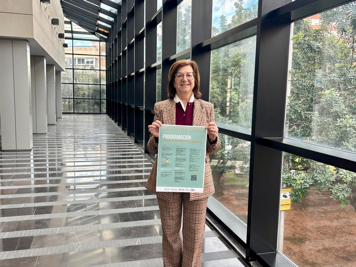 La concejala Eugenia Martinavarro, con el cartel de actividades.