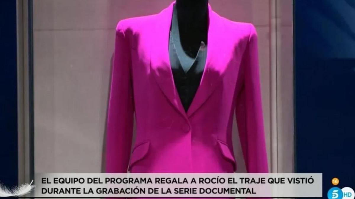 Rocío Carrasco venderá su icónico traje rosa