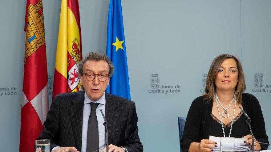 De Santiago Juárez y Milagros Marcos, en rueda de prensa tras el Consejo de Gobierno.