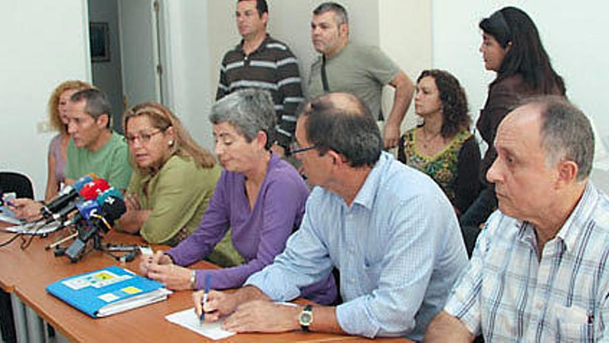 Representantes de la Plataforma Sindical Unitaria, ayer en rueda de prensa.   LUIS DEL ROSARIO