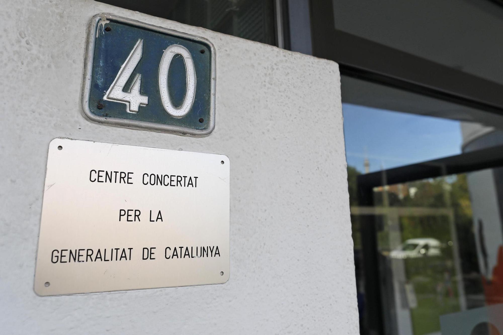 Concentració per donar suport a la directora destituïda del col·legi Sagrada Família de Girona