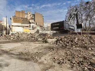 Empiezan los derribos en Consell de Cent para ampliar el parque de Glòries