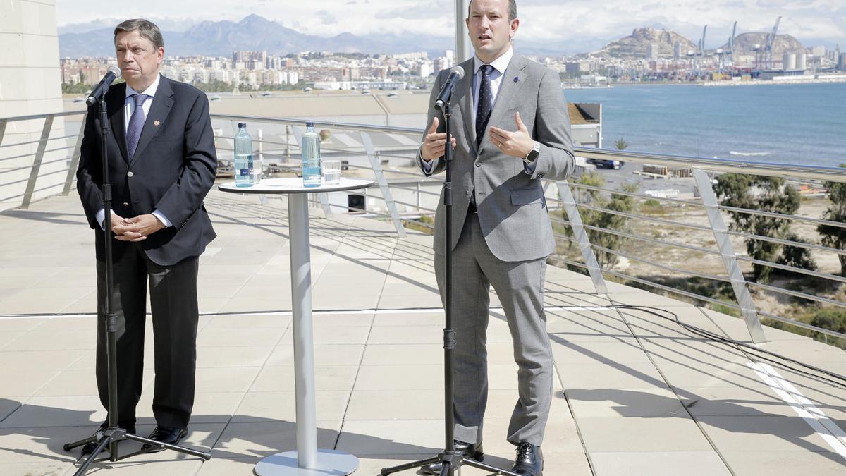 El comisario de Pesca, Sinkevicios junto al ministro Luis Planas esta mañana en la Euipo