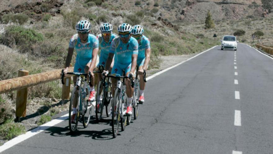 Varios ciclistas entrenan en una de las carreteras del Parque Nacional del Teide.