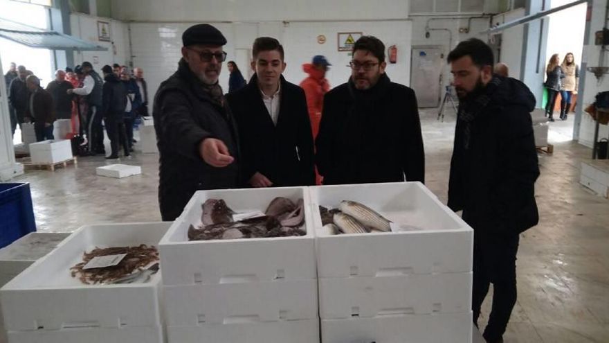 Gómez, Ros, Sánchez y Rodríguez, ayer en su visita a la Lonja pesquera de San Pedro.