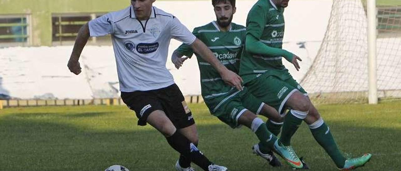 Un lance del derbi jugado por Ourense CF y Arenteiro. // J.Regal