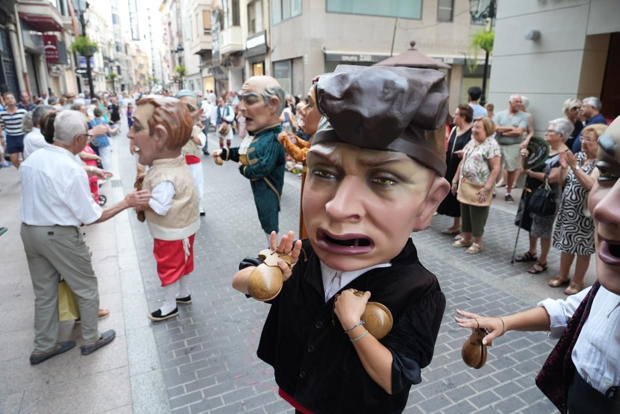 Castelló recibe con honores al Santísimo en la procesión del Corpus Christi