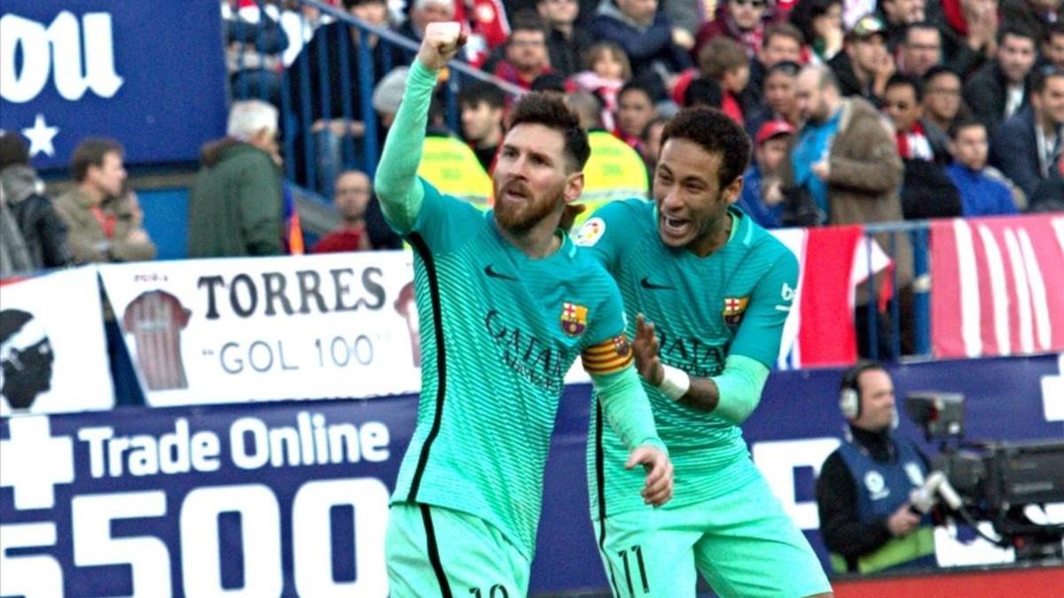 Messi, felicitado por Neymar, celebra el gol que dio el triunfo al Barcelona en el Calderón