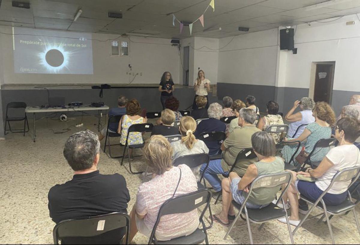 Charla sobre el eclipse solar del próximo 12 de agosto.