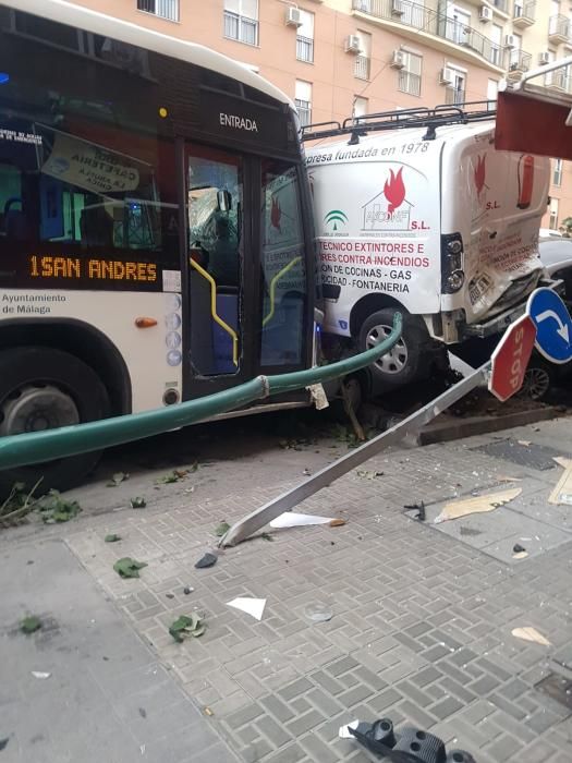 Un autobús de la EMT embiste media docena de coches en Héroe de Sostoa.