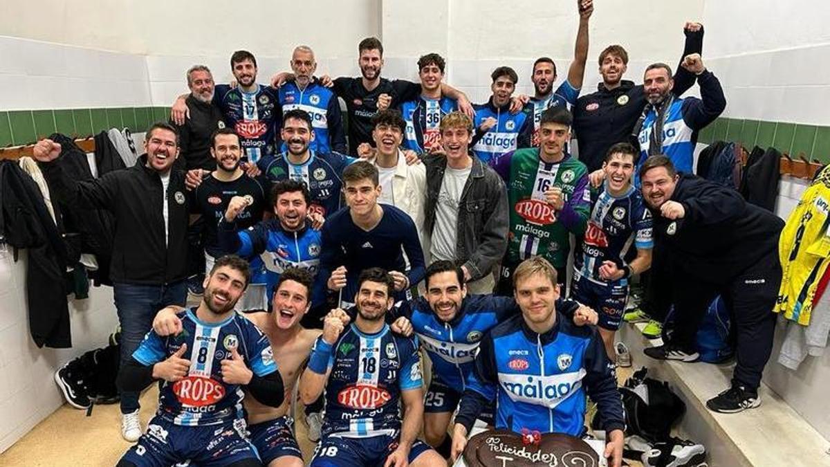 Cuerpo técnico y jugadores del Trops celebran la victoria.