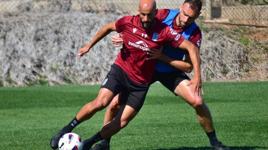 Mike Rico y Gonzalo Verdú, jugadores del FC Cartagena, durante un entrenamiento esta semana.  | PRENSA FC CARTAGENA