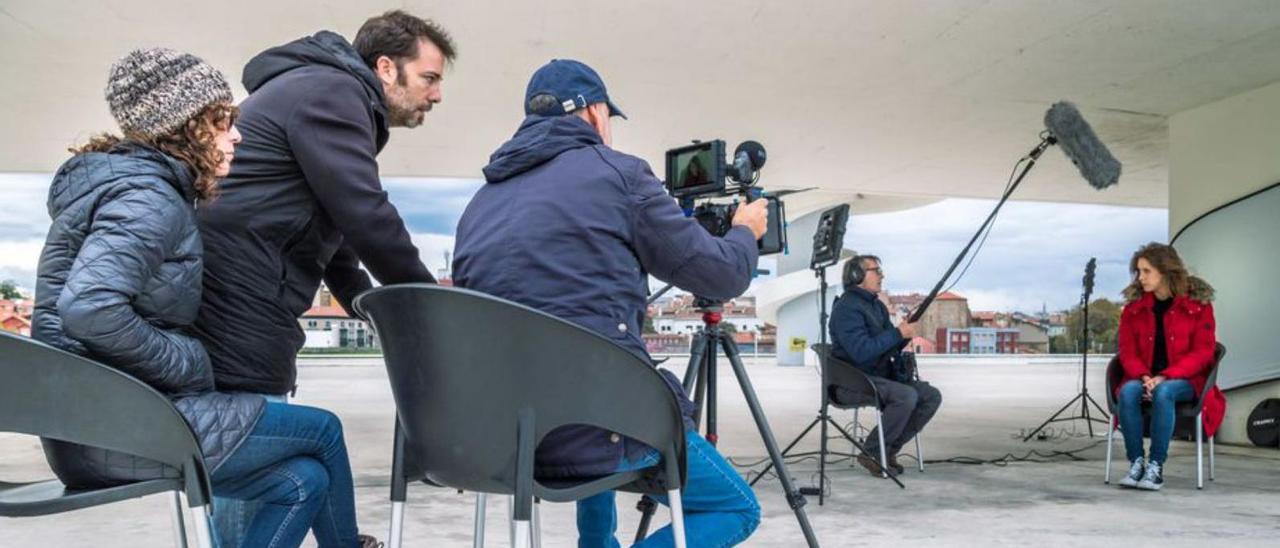 Marcos Merino, de pie, durante un rodaje en el Niemeyer. | M. M.